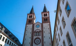 Die Fassade des Würzburger Doms St. Kilian.