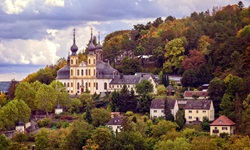 Die Wallfahrtskirche Käppele in Würzburg thront, idyllisch umrahmt von Bäumen, auf dem Nikolausberg.