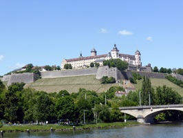 Die hoch thronende Festung Marienberg in Würzburg mit dem Main im Vordergrund