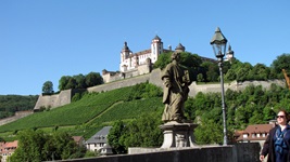 Blick von der Alten Mainbrücke zur Festung Marienberg in Würzburg