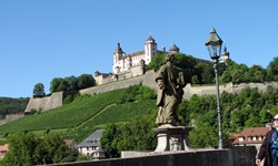 Die Festung Marienberg von der Alten Mainbrücke in Würzburg aus gesehen