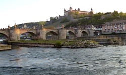 Blick zur Alten Mainbrücke bis zur Festung Marienberg in Würzburg