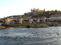 Blick über den Main zur Alten Mainbrücke in Würzburg, im Hintergrund ist die Festung Marienberg zu sehen