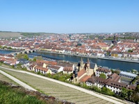 Stadtansicht von Würzburg mit Main und der alten Mainbrücke von der Festung Marienberg aus gesehen