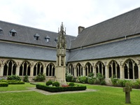 Im Hof des Doms von Xanten.