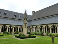 Im Hof des Doms von Xanten.