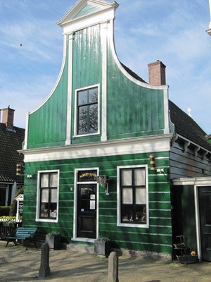 Typisches Holzhaus in dunkelgrüner Farbe und weißen Umrandungen in Zaanse Schans in Nord-Holland