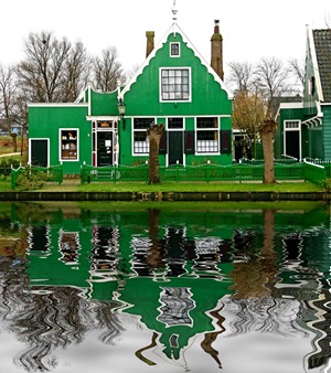 Blick auf ein grünes Holzhaus in Zaanse Schans