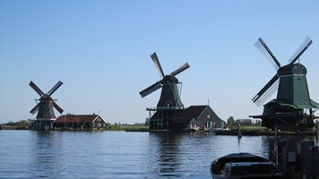 Blick über die Zaan zu drei Windmühlen in Zaanse Schans in Nordholland