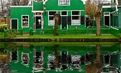 Ein grünes Haus am Wasser im Museum "Zaanse Schans"