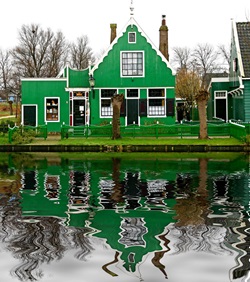 Ein grünes Haus am Wasser im Museum "Zaanse Schans"