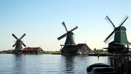 Drei Windmühlen vom Museum "Zaanse Schans"