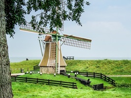 Eine traditionelle Windmühle im Zuiderzee Museum