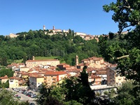Detailansicht von Mondovi mit der auf einem Hügel gelegenen Altstadt.
