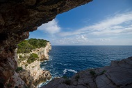 Imposante Klippen in Dalmatien aus dem Inneren eines natürlichen Felsüberhangs, Kroatien