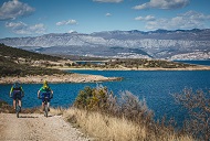 Zwei Mountainbiker auf einem Schotterweg in Kroatien