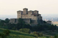 Das Castello di Torrechiara, eine thronende mittelalterliche Festung auf einem Hügel über dem Tal von Parma, Region Emilia Romagna