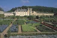 Blick über den Park und zum Schloss De Villandry, Frankreich