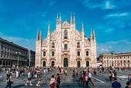 Der Mailänder Dom, eine berühmte gotische Kathedrale, die sich über der belebten Piazza del Duomo im Herzen Mailands erhebt und die größte Kirche Italiens ist