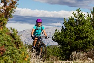 Mountainbiker fährt durch die Landschaft Dalmatiens, Kroatien