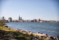 Die Silhouette Stralsunds vom Ufer aus - die UNESCO-Welterbestadt an der Ostsee ist bekannt für ihre markante Backsteingotik