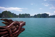 Vietnamesiches Drachenskulptur einer tradtionellen Dschunke mit Blick auf das Meer und Berge in Vietnam